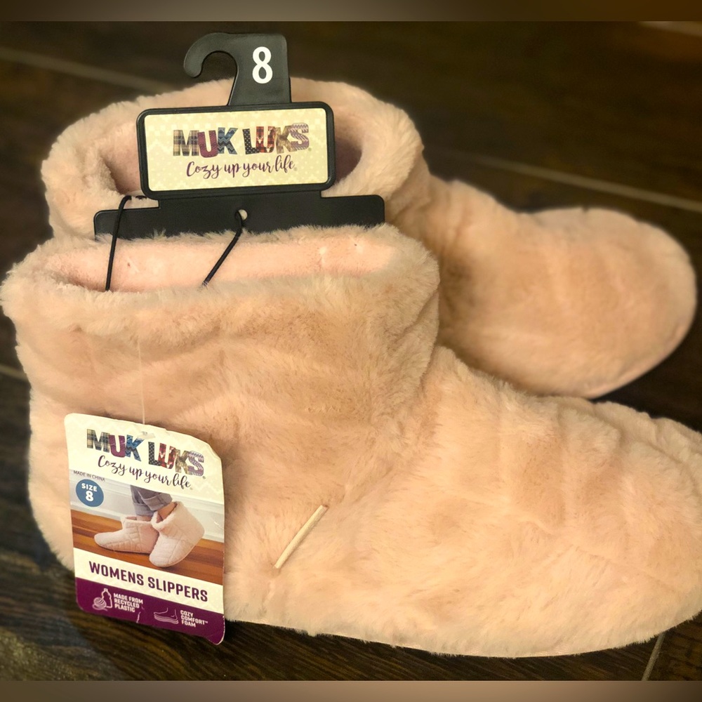 Muk Luks soft pink slippers size 8